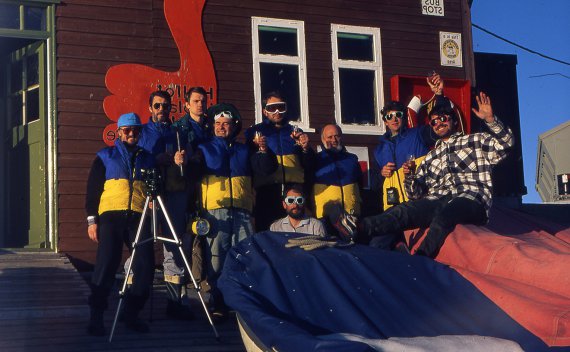 1-а група українських науковців, що прибула на станцію у листопаді 1995 року, разом з британськими полярниками