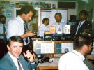 Офіс радиста на станції. Передова група 1 УАЕ (4 науковці прибули на станцію в листопаді 1995-го) зустрічає Різдво разом з британцями. Фото з архіву Романа Братчика