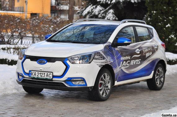 JAC iEV7S має передній привід. Модель продають лише в повній комплектації