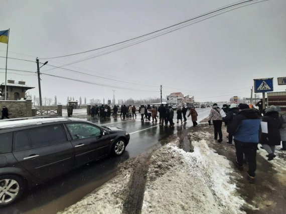 В Черновицкой области жители села Мамаевцы перекрыли трассу национального значения в знак протеста против повышения тарифов