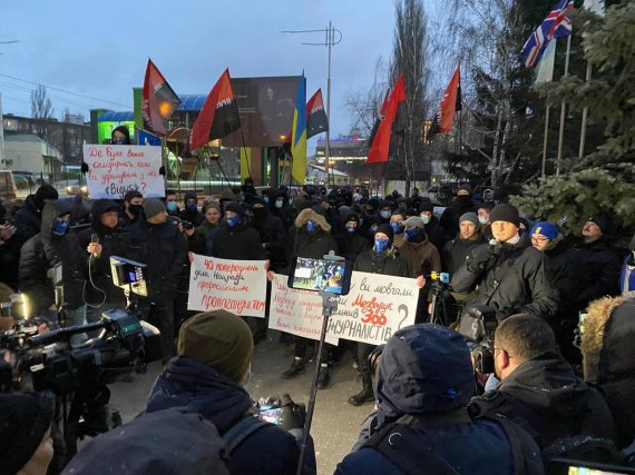 До телеканалів "Інтер" і "Наш" прийшли активісти і зажадали їхнього закриття. Фото: Telegram