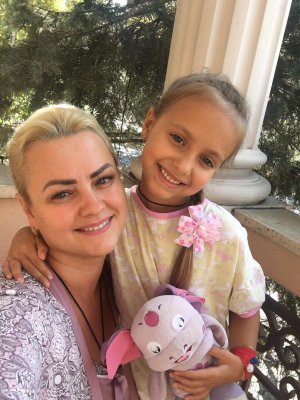 7-летняя Илона Лукьянова из Харькова имеет єкстрофию мочевого пузыря. Ребенок перенес 7 операций. Впереди еще несколько.