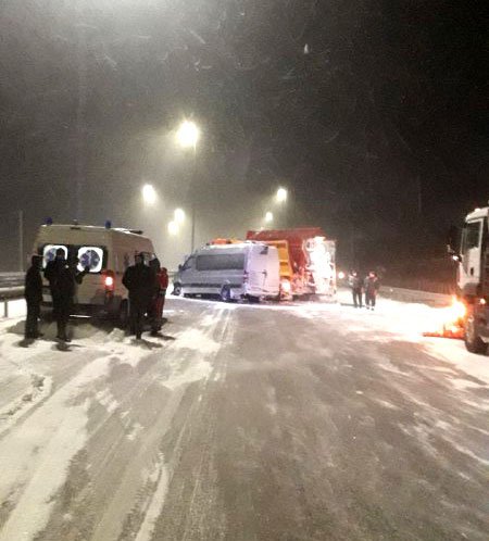 На трассе Киев-Чоп столкнулись маршрутка и снегоочистительная машина. Есть травмированные