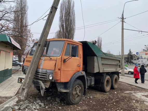 В Харькове столкнулись пассажирский автобус и грузовик