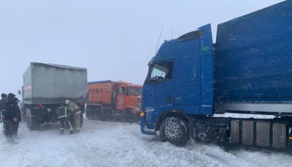 Железнодорожный транспорт и аэропорты функционируют в обычном режиме.