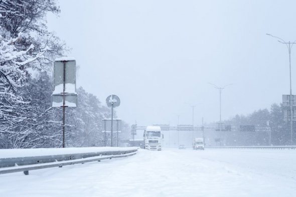 Через потужний снігопад Київ опинився у зимовій "пастці"
