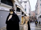 В Венеции отменили ежегодное карнавальное шествие из-за пандемии коронавируса. Некоторые все равно надели костюмы и вышли на улицы.