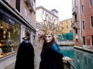У Венеції відмінили щорічну карнавальну ходу через пандемію коронавірусу. Дехто все одно вдягнув костюм та вийшов на вулиці.