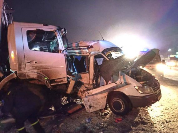 Під Івано-Франківськом сміттєвоз протаранив мікроавтобус з людьми. Є загиблі