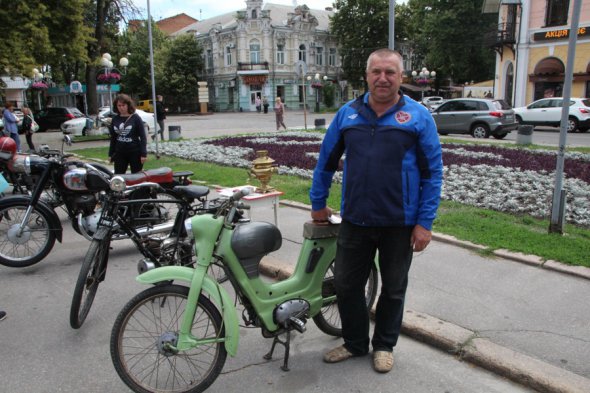 Валерий Полтавец на выставке ретро-автомобилей в Полтаве представил мотоцикл Яветта