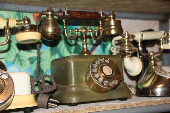Металевий телефон 20-х років ХХ століття має непошкоджений шнур і оригінальні деталі
