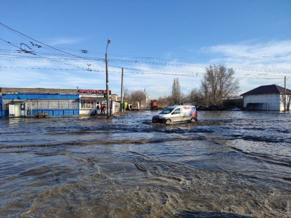 В Одессе из-за талого снега на некоторых улицах случился потоп