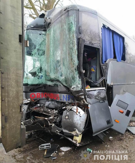 На Вінниччині  зіткнулися  пасажирський  автобус  міжнародного сполучення, 4 вантажних автомобілі  та 2 легковики. Ніхто не постраждав