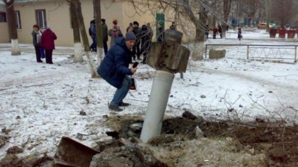 Люди фотографують снаряди, які розтрощили місто