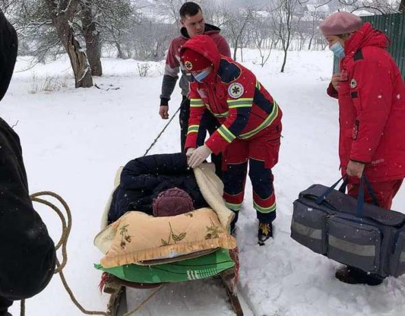 Медики везли пацієнтку з інфарктом у лікарню на санях