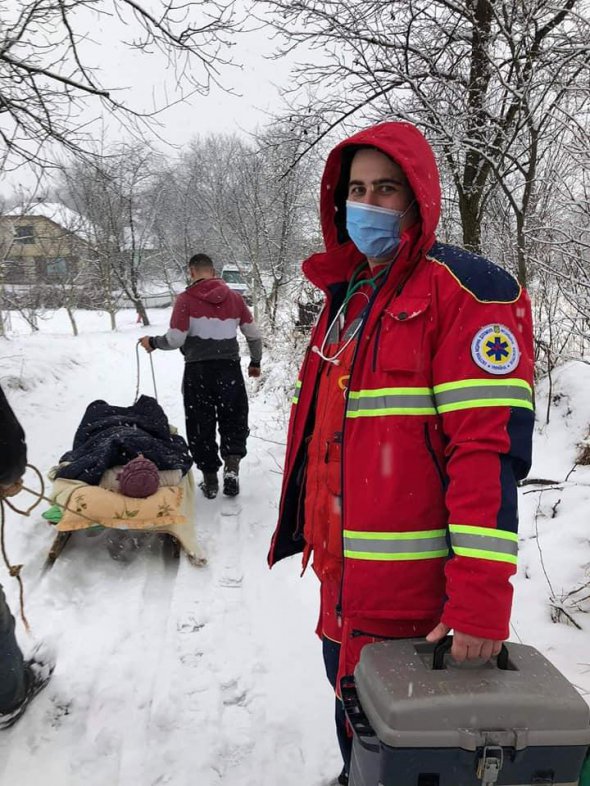 Медики везли пацієнтку з інфарктом у лікарню на санях