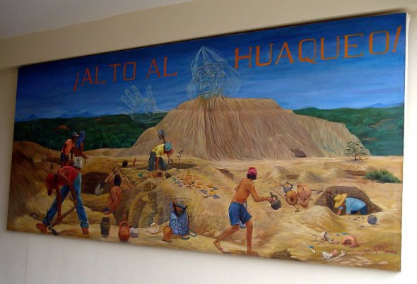 "Зупиніть уакерос!" - плакат з музею Брюнінга у Перу проти чорних археологів