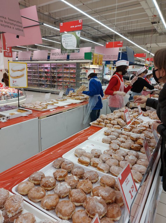 Пончик без начинки обойдется в 4 гривны, с начинкой 8-12 гривен. Самые популярные-с розовым вареньем