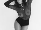 Украинская певица, модель и актриса Даша Астафьева показала грудь в новой фотосессии