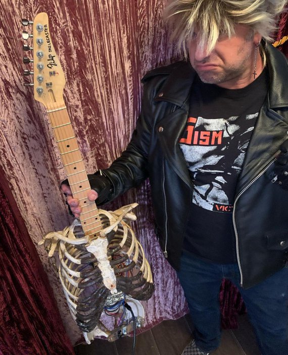 Племянник создал из скелета умершего дяди гитару.