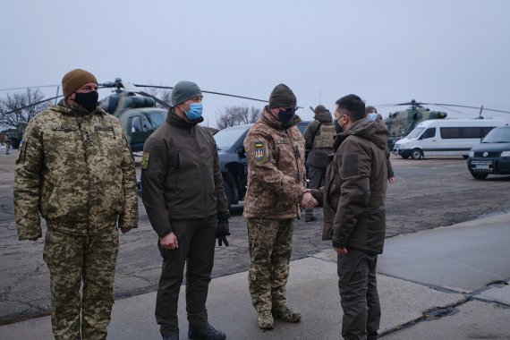 Владимир Зеленский прибыл на Донбасс, чтобы ознакомиться с ситуацией на передовой и пообщаться с воинами.