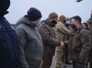 Володимир Зеленський прибув на Донбас, щоб ознайомитися із ситуацією на передовій і поспілкуватися з воїнами.