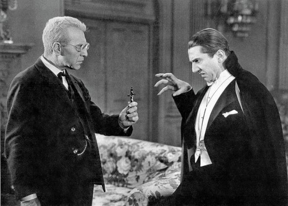 Головну роль у фільмі ”Дракула” 1931 року зіграв Бела Лугоші (праворуч). Йому протистоїть мисливець на вампірів Абрахам ван Гельсинґ у виконанні Едварда ван Слоуна