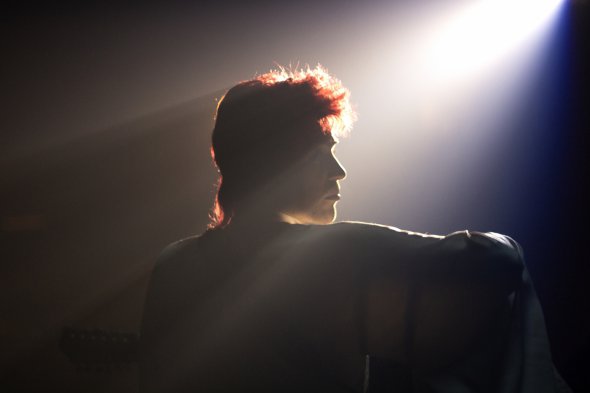 37-річний британець Джонні Флінн втілив культового музиканта у байопіку "Девід Боуї: Історія людини з зірок". Також написав музику до фільму. 