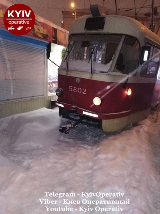 Трамвай просто замер в снегу