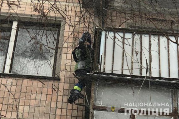 В Тернополе 6-летний мальчик решил выйти погулять через балкон 4-го этажа. Но зацепился курткой. Соседи вызвали полицию