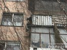 В Тернополе 6-летний мальчик решил выйти погулять через балкон 4-го этажа. Но зацепился курткой. Соседи вызвали полицию