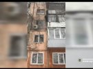В Тернополе 6-летний мальчик решил выйти погулять через балкон 4-го этажа. Но зацепился курткой. Соседи вызвали полицию