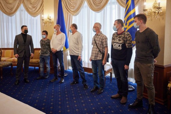 Украинские моряки, захваченные пиратами в Гвинейском заливе, вернулись домой