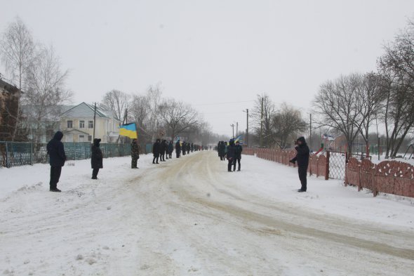 Жители Руновщина выстроились живой цепью от въезда в село к дому погибшего земляка