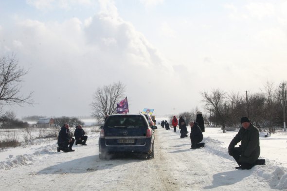 Жители села Петрашовки на коленях встречают траурный кортеж с телом погибшего земляка