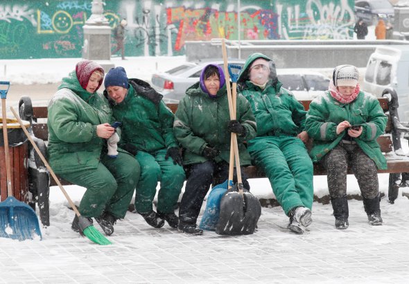 Комунальниці Києва відпочивають після прибирання наслідків рекордного за два роки снігопаду в столиці