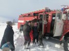 В Житомирской области 14-летнюю девушку из села Зеленица везли в больницу на лошадях. «Скорая», которая ехала к пациентке, застряла в снежных сугробах. На помощь медикам отправились спасатели, но и они на спецмашине не смогли проехать