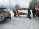 В Житомирской области 14-летнюю девушку из села Зеленица везли в больницу на лошадях. «Скорая», которая ехала к пациентке, застряла в снежных сугробах. На помощь медикам отправились спасатели, но и они на спецмашине не смогли проехать