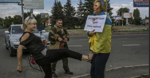 Привязанную к стволу проукраинскую донетчанку Яну Довгань ногами бьет россиянка.