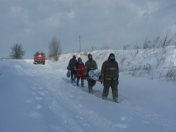 Во Львовской области спасатели 1,5 км несли на носилках 57-летнюю пациентку, к  которой через сугробы не смогла доехать "скорая"