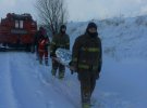 Во Львовской области спасатели 1,5 км несли на носилках 57-летнюю пациентку, к  которой через сугробы не смогла доехать "скорая"
