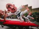У Німеччині пройшов парад з ляльковими платформами.
