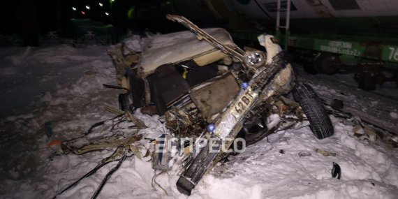 В Киеве товарный поезд на скорости раздавил ВАЗ 2101. Погиб 26-летний пассажир