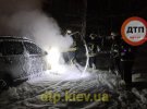 В Киеве в Шевченковском районе неизвестные ночью сожгли автомобиль известно журналиста, администратора группы dtp.kiev.ua Владислава Антонова