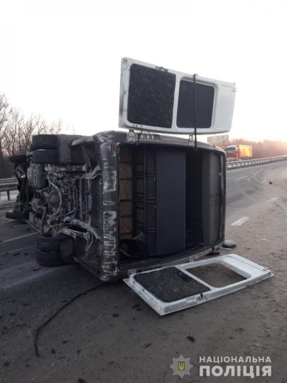 ДТП на Харьковщине, в которой перевернулся пассажирский автобус, произошла около 6:23 в районе 463 км автодороги «Киев-Харьков-Довжанский»