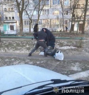На Херсонщині озброєні ножем чоловік і жінка пограбували 43-річну адміністраторку готелю. Підозрюваних затримали за кілька годин
