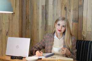 Юлія Передрій відкрила онлайн-школу в польській столиці Варшаві. Найняла трьох викладачів. Вони працюють із дому