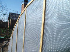 Каркаси теплиць усе частіше оббивають армованою плівкою. Матеріал складається з двох шарів поліетиленової плівки, між якими є армований шар із скловолоконної сітки. Покриття служить до десяти років