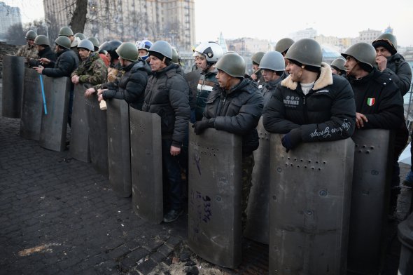 Протестующие готовятся обороняться после столкновений с милицией на майдане Независимости 21 февраля 2014 года.