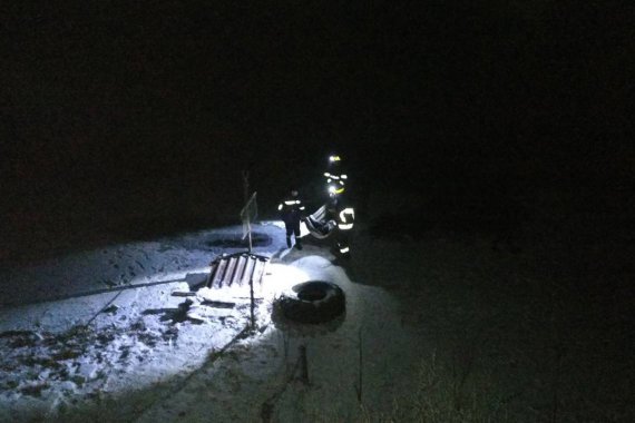 На Днепропетровщине из водоема достали тела мужчины и женщины, которые переходили реку по льду и провалились